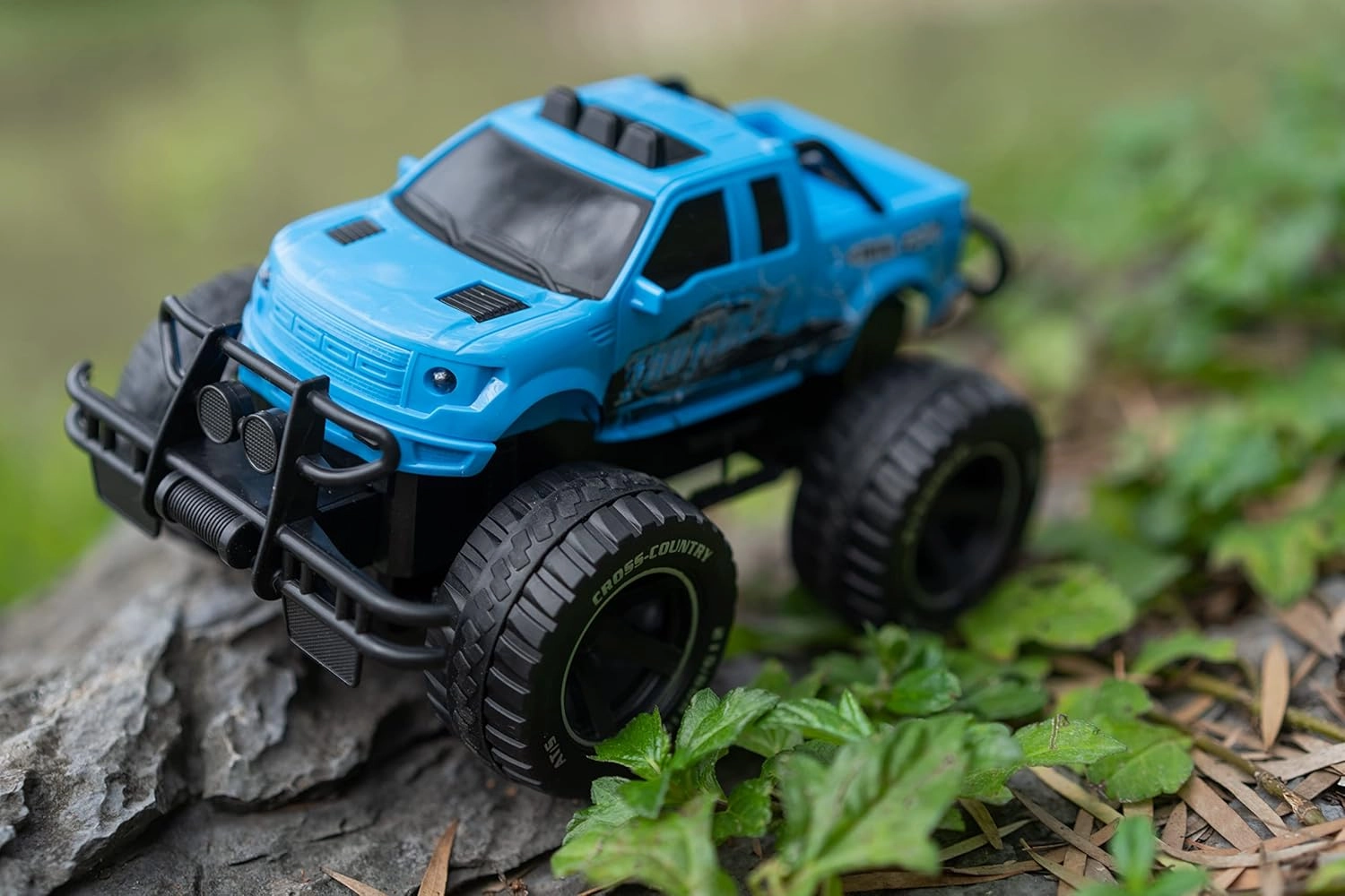 Beginner Rv Truck for Kids,Blue Off-Road RC Trucks,1:18 Scale Crawlers Toy for Kids Aged 4-9