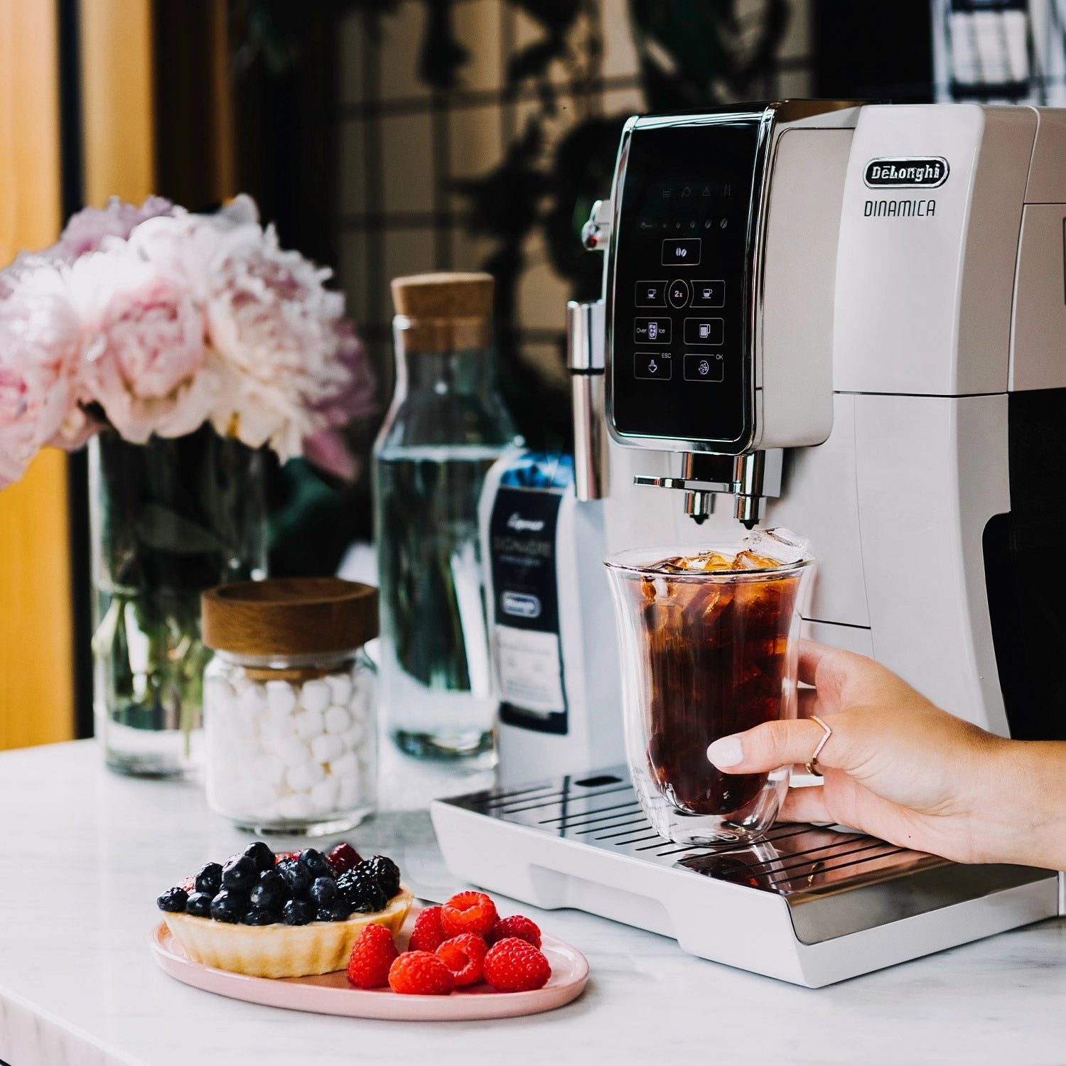 Espresso & Coffee Automatic White Luxurious Machine, Dinamica Iced DeLonghi High-demand