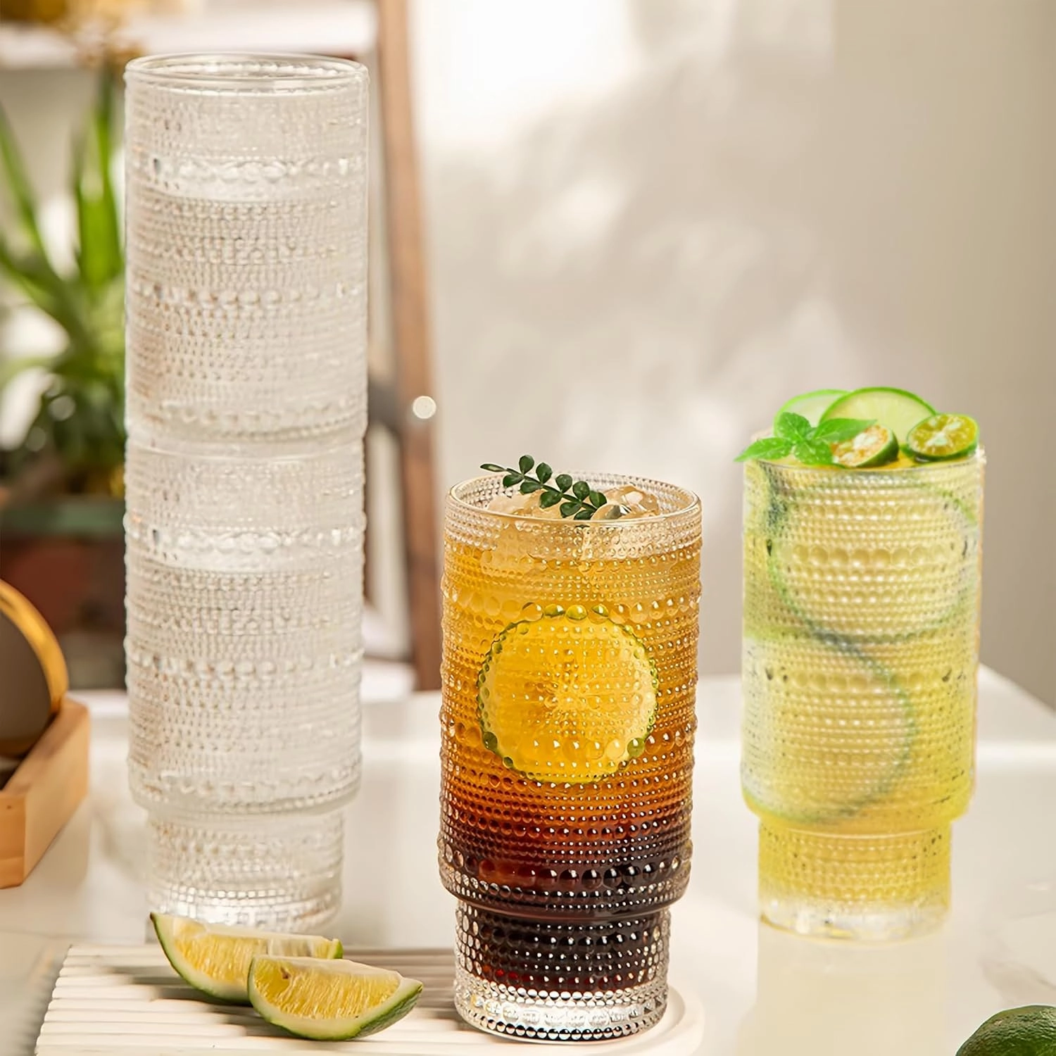 Glass Cups with Lids and Straws Set of 4, Embossed 16 oz Non-Slip Glasses Drinking Set with Leak-Proof Lids, Iced Coffee Cups, Vintage Tea cup, Ideal for Cocktail, Whiskey(4PACK)