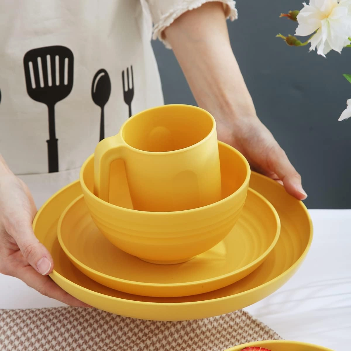 Kyraton Plastic Dinnerware Set of 16 Pieces, Unbreakable And Reusable Light Weight Plates Mugs Bowls Dishes Easy to Carry And Clean Microwave Safe BPA Free Dishwasher Safe Service For 4 (Gold Yellow)