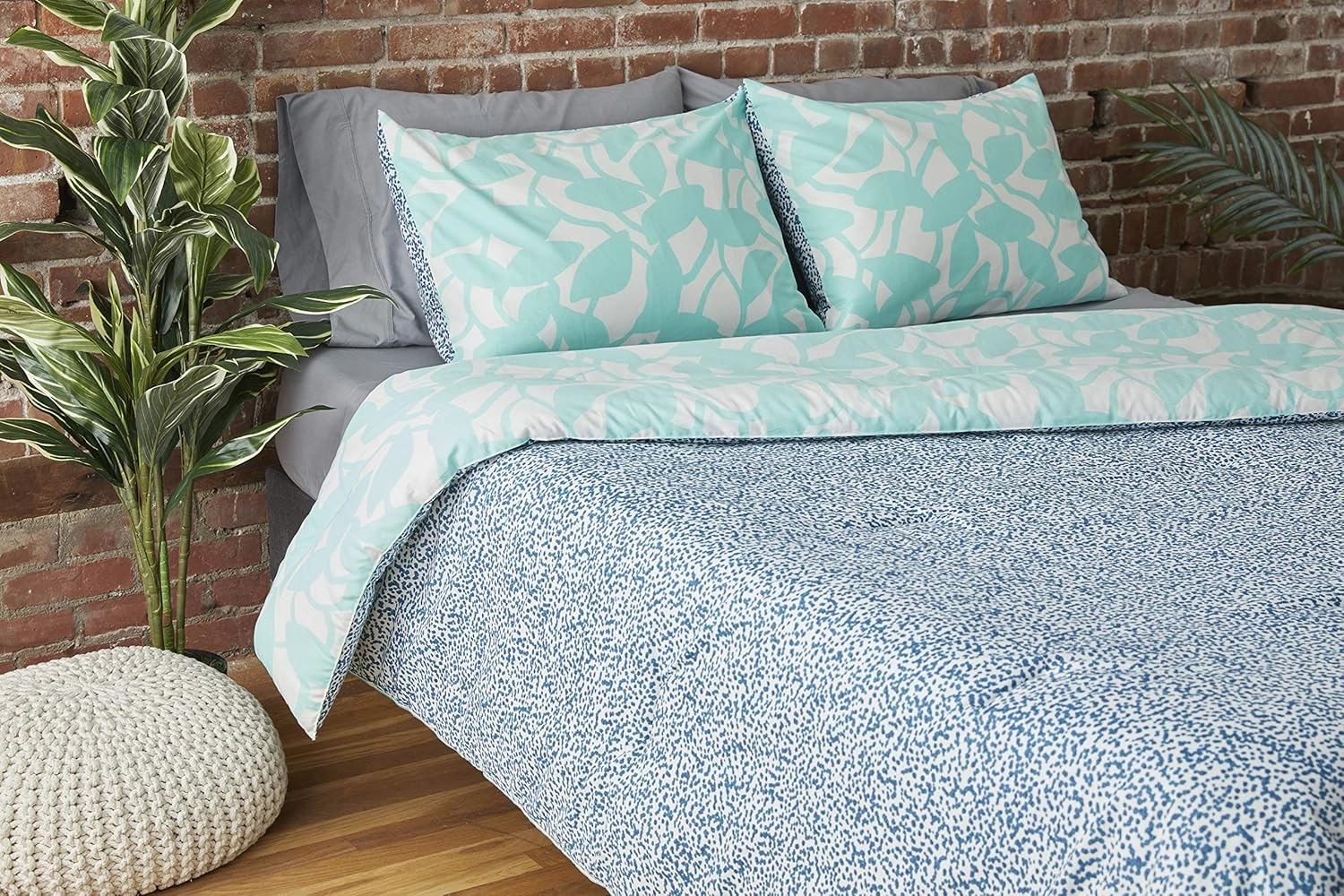 Refinery29 |Hayden Bedding Collection | Luxury Reversible Ultra Soft Comforter, All Season Premium 4 Piece Set, Modern Leaf Design for Home Décor (Full/Queen, Aqua)