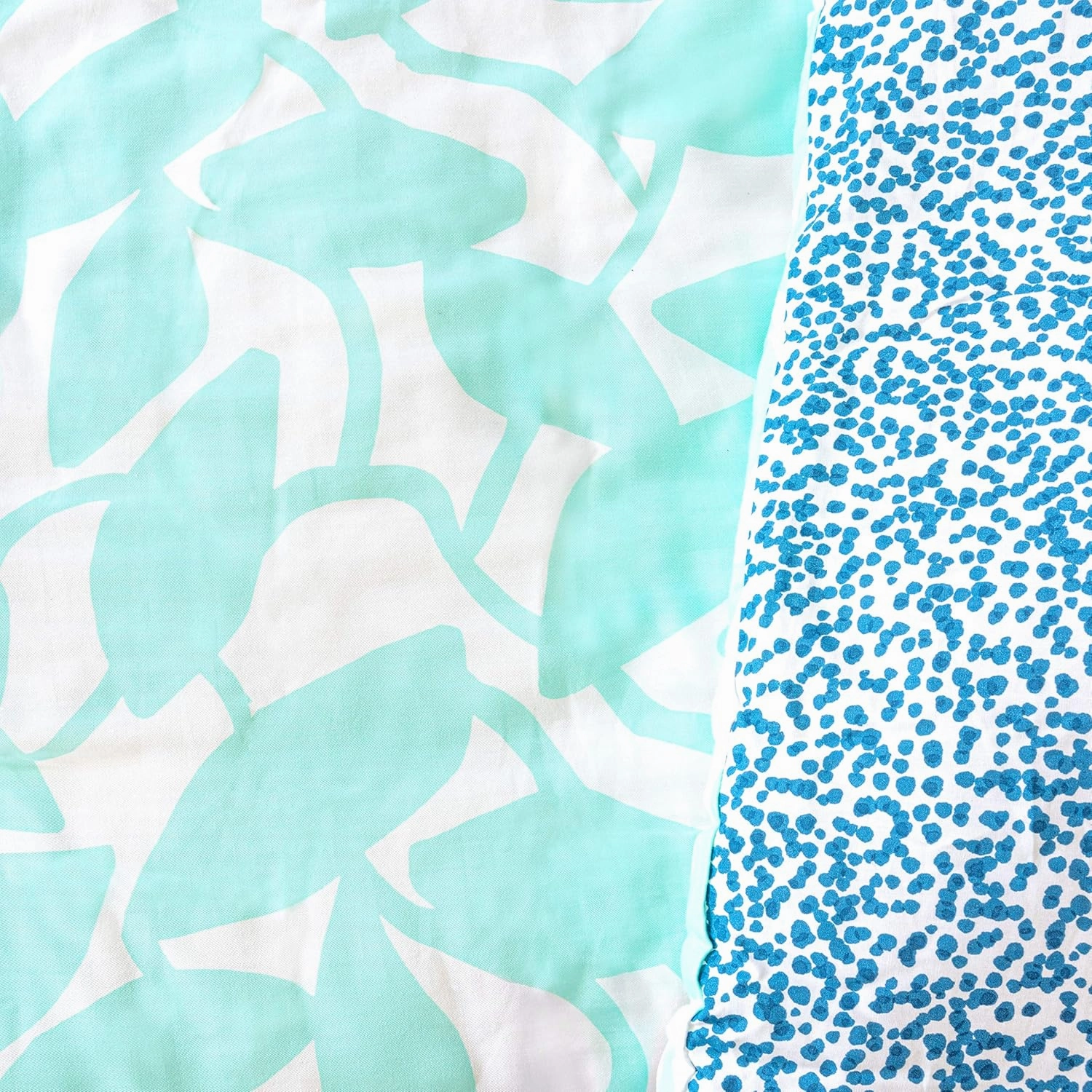 Refinery29 |Hayden Bedding Collection | Luxury Reversible Ultra Soft Comforter, All Season Premium 4 Piece Set, Modern Leaf Design for Home Décor (Full/Queen, Aqua)