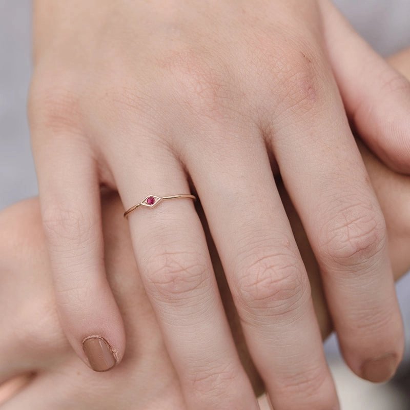 Rhombic Ring, Ruby, 9kt Yellow Gold