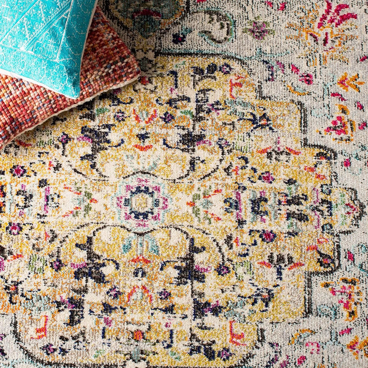 SAFAVIEH Madison Collection Area Rug - 6' x 9', Grey & Gold, Boho Chic Medallion Distressed Design, Non-Shedding & Easy Care, Ideal for High Traffic Areas in Living Room, Bedroom (MAD447G)