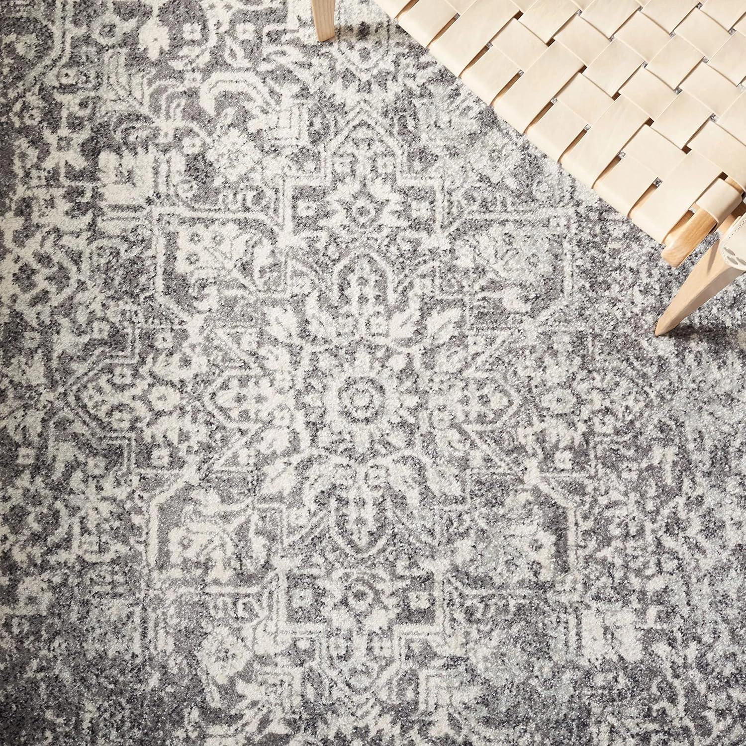 SAFAVIEH Area Rug 8x10 - Evoke Collection - Large - Grey & Ivory, Oriental Distressed Design, Non-Shedding & Easy Cleaning, Ideal for Living Room, Bedroom, Office, Dining Space (EVK256D)