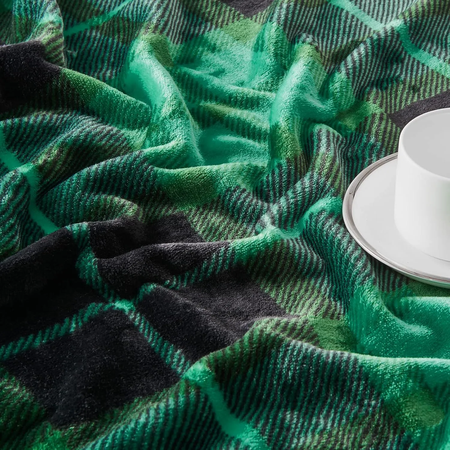 SOCHOW Flannel Fleece Throw Blanket 50 x 60 Inches, All Season Plaid Green Blanket for Bed, Couch, Car
