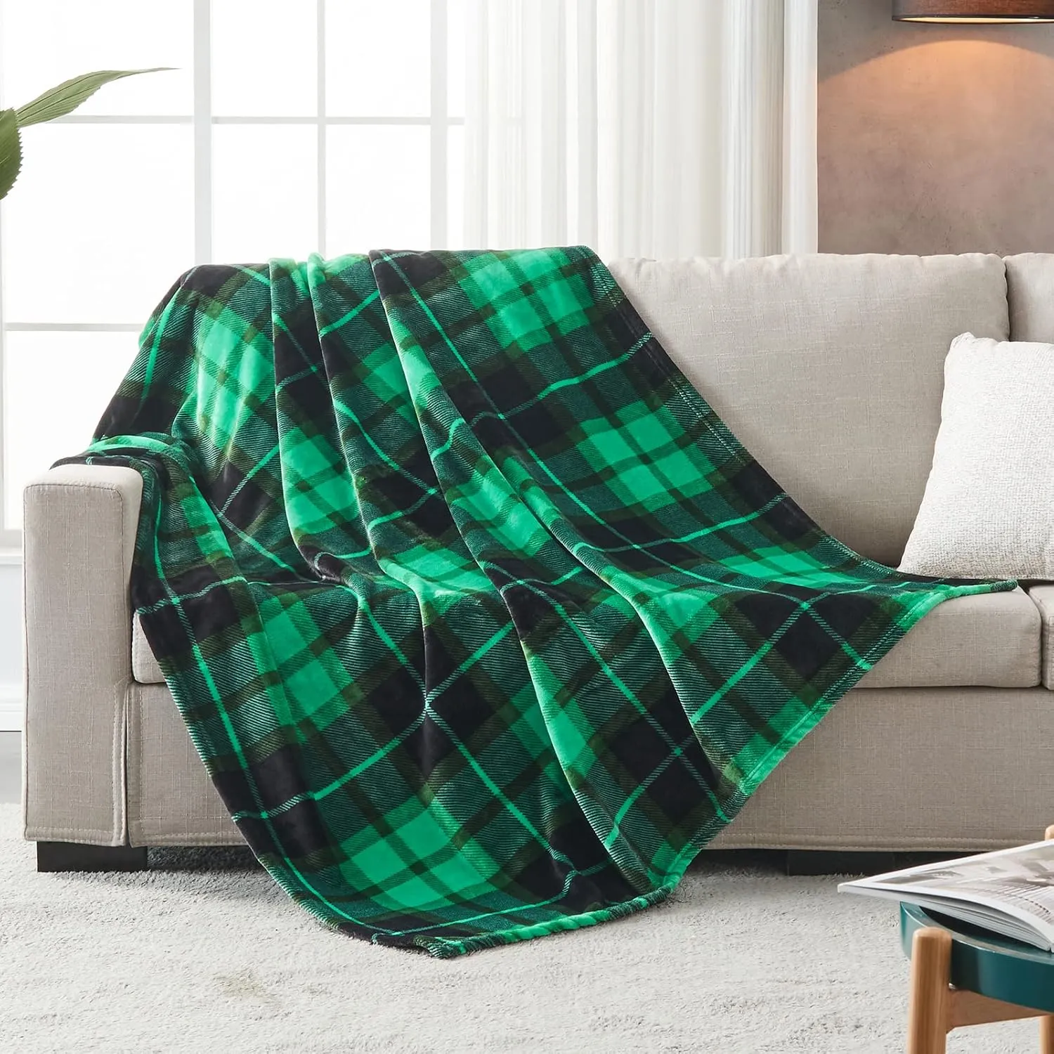 SOCHOW Flannel Fleece Throw Blanket 50 x 60 Inches, All Season Plaid Green Blanket for Bed, Couch, Car