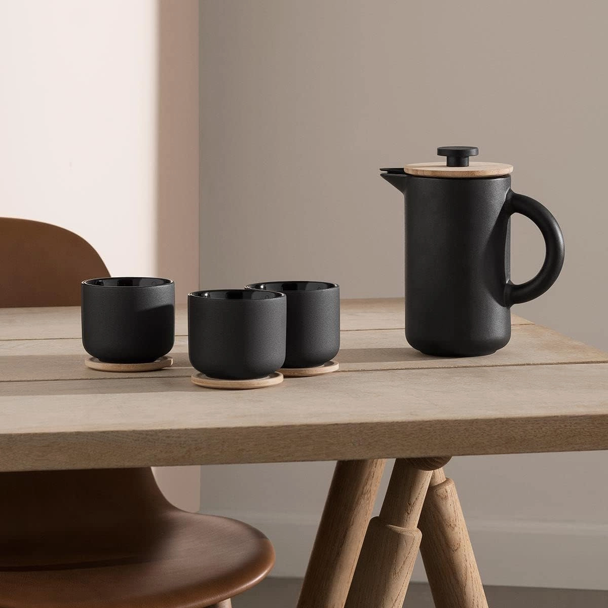 Stelton Theo Tea Mug - Drinking Cup for Tea, Coffee & Hot Chocolate - Stoneware, Cast Iron Exterior, Glazed Interior - Lid Made of Sustainable Bamboo Wood - Black & Brown, 0.2 litres