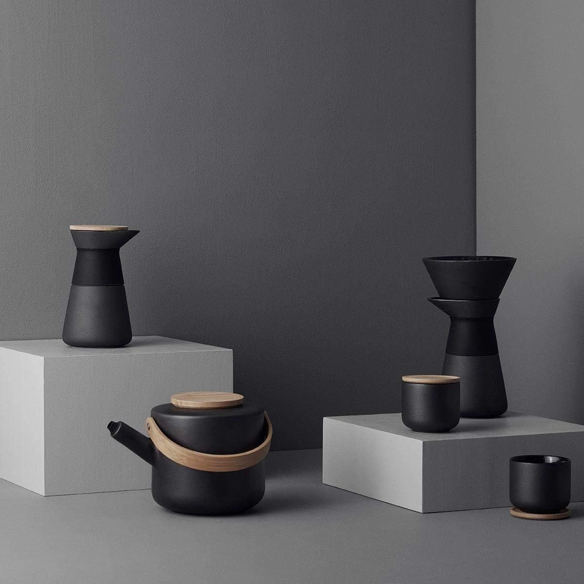 Stelton Theo Tea Mug - Drinking Cup for Tea, Coffee & Hot Chocolate - Stoneware, Cast Iron Exterior, Glazed Interior - Lid Made of Sustainable Bamboo Wood - Black & Brown, 0.2 litres