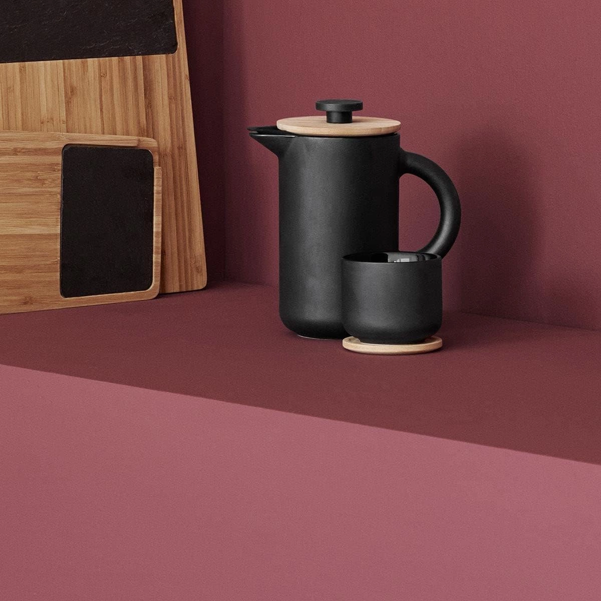 Stelton Theo Tea Mug - Drinking Cup for Tea, Coffee & Hot Chocolate - Stoneware, Cast Iron Exterior, Glazed Interior - Lid Made of Sustainable Bamboo Wood - Black & Brown, 0.2 litres