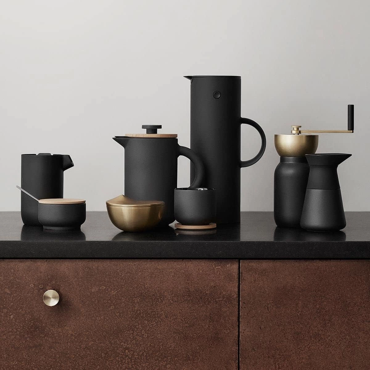 Stelton Theo Tea Mug - Drinking Cup for Tea, Coffee & Hot Chocolate - Stoneware, Cast Iron Exterior, Glazed Interior - Lid Made of Sustainable Bamboo Wood - Black & Brown, 0.2 litres